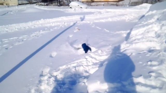 Построили иглу из снега и льда, играем в игле, на улице