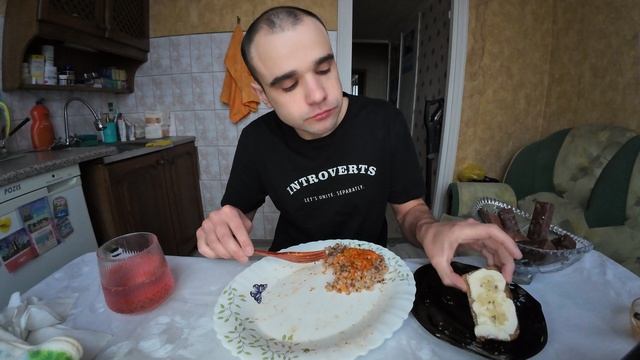 МУКБАНГ ГРЕЧКА С ТУШЕНКОЙ / БУТЕРБРОДЫ - ХЛЕБ, МАСЛО, СЫР / ШОКОЛАД / ОБЖОР EATING MUKBANG ASMR АСМР