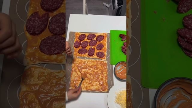 КВАДРАТНАЯ ПИЦЦА ПЕППЕРОНИ🍕