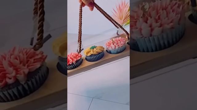 Cupcakes in the perfect cupcake boxes - easy for transport and look beautiful!