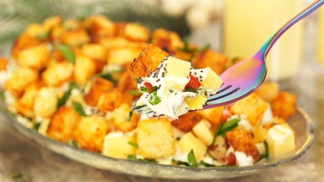 Этот нашумевший салат "Курочка под кайфом" гости съели первым. Очень вкусный салат на праздник