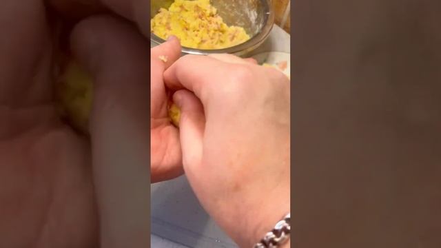 Картофельные шарики с колбасой и сыром. Ну очень просто готовить