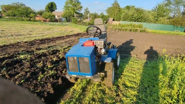 ДВУХКОРПУСНЫЙ ПЛУГ на МИНИТРАКТОРЕ в деле!!!! Запахиваю сидерат!!!