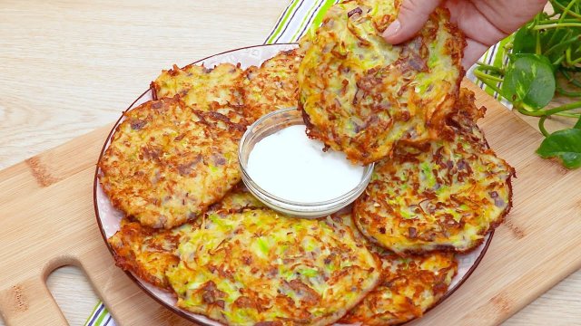 2 кабачка, 2 картофелины, 2 яйца. Готовлю целую неделю. Рецепт быстрого приготовления блинов.