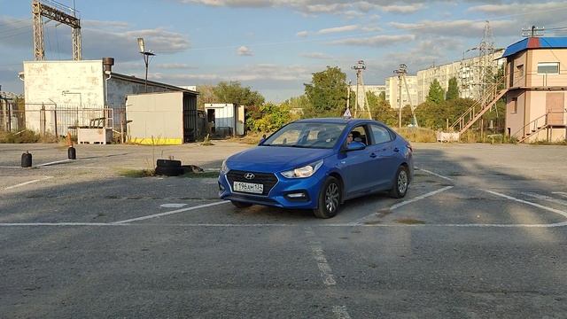 Парковки задним ходом под углом 45° и 90° на площадке автошколы