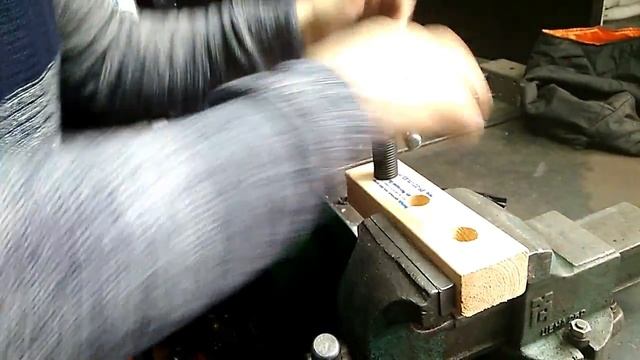 вкручивание регулируемой опоры в отверстие в дереве