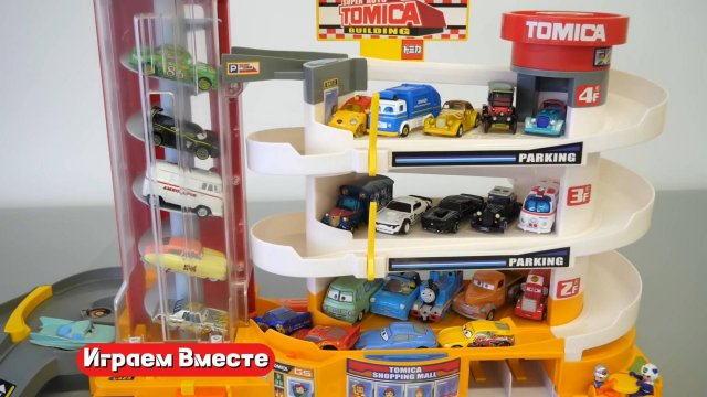 Играем вместе в машинки из мультика Тачки ! Крутой гараж для машинок !