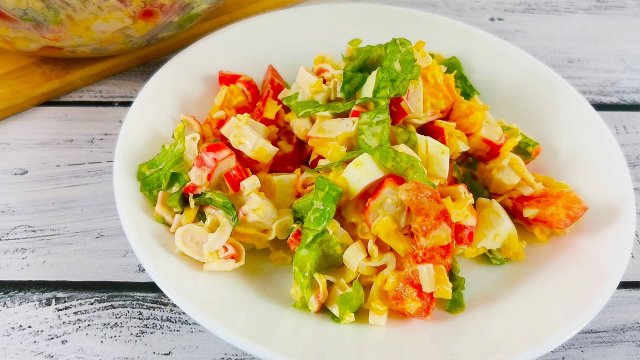 Быстрый салат с крабовыми палочками и зеленью. Просто и вкусно