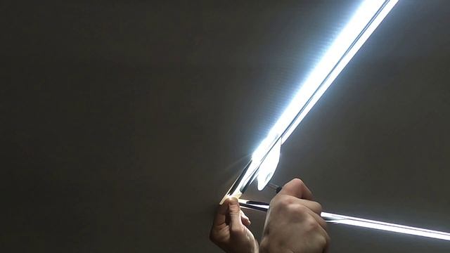 Как сделать световые линии в натяжном потолке и вариант парящего потолка в ванной для основного осве