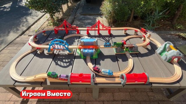 Играем в поезда ! Строим железную дорогу на природе !