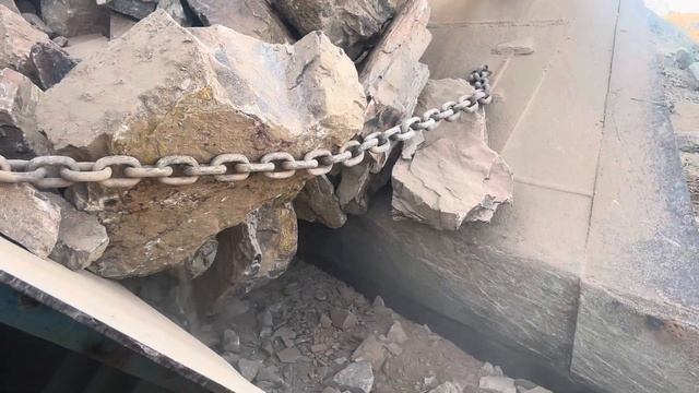 Строительство, дробление щебёнки