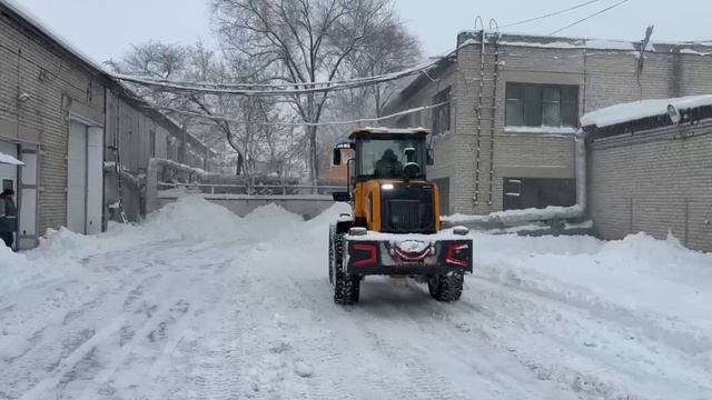 Уборка снега китайским фронтальным погрузчиком Yigong ZL30