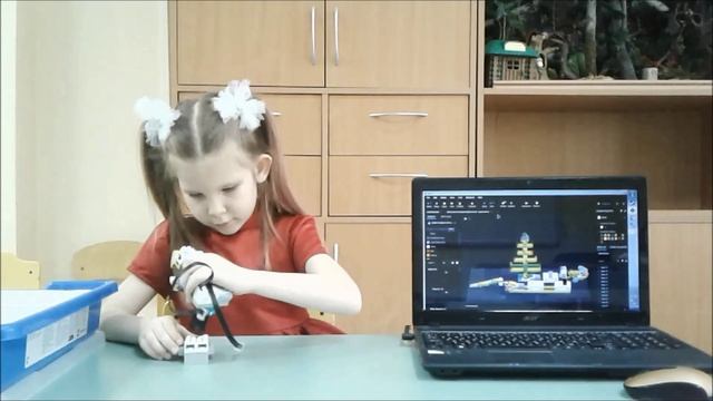 ЗМЕЯ ПОД НОВОГОДНЕЙ ЁЛКОЙ (НАДЯ, 6 лет)