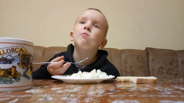 дядя Дима учит есть детей