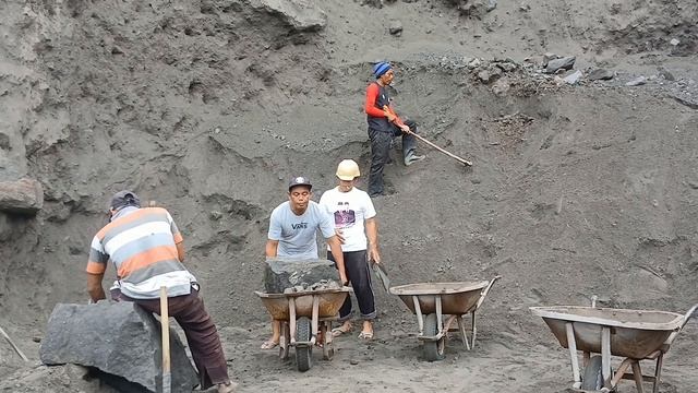 Строительство, шахтёры продолжают рыть песок снимая его со стенок утёсов