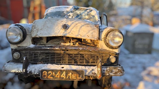 СПАСАЕМ ВМЕРЗШИЙ В ОГОРОД МОСКВИЧ!