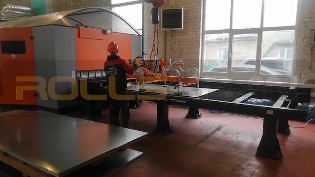 Консольный кран с вакуумным захватом для перемещения листового металла размером 1500х3000 мм