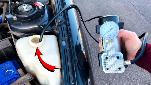 ОТКАЧАЛ ВСЮ ОМЫВАЙКУ из БАЧКА с помощью КОМПРЕССОРА за 20 секунд! Автомобильные хитрости!