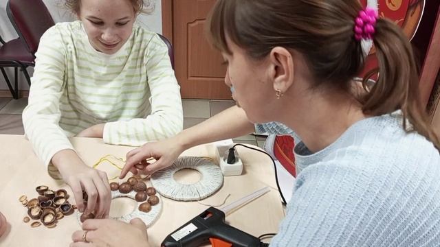 Изготовление новогоднего венка. Психологическая разгрузка.