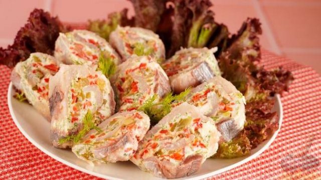 РУЛЕТИКИ ИЗ СЕЛЬДИ, С ОГУРЦАМИ