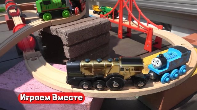 Строим вместе железную дорогу во дворе и запускаем поезда ! Топ для детей 👍