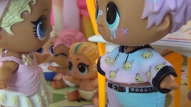 КУКЛА ИЗ ИГРЫ В КАЛЬМАРА НОВЕНЬКАЯ В САДИКЕ КУКОЛ ЛОЛ! Сюрприз мультики Даринелка