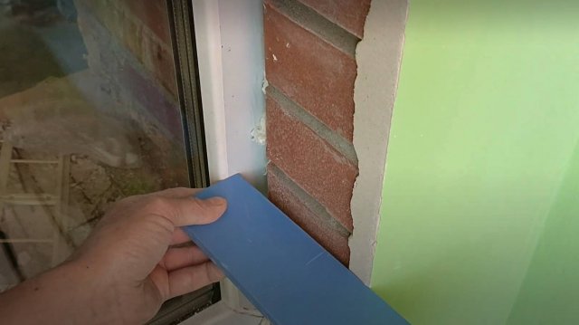 Как штукатурить откосы на окнах.