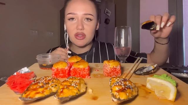 АСМР мукбанг роллы и мидии🏡♥️ / asmr 🍂
