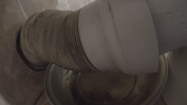 Замена гофры (выпуск гофрированный диаметром 110 ) на унитазе.