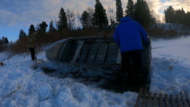 Снегоход ИРБИС ТУНГУС 500L эвакуирует вмёрзшую в лёд лодку.