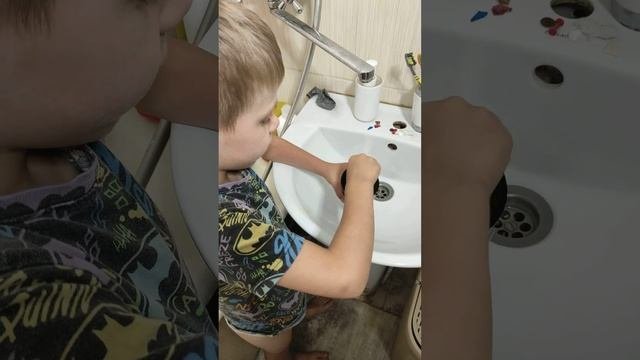 Рома проводит эксперименты