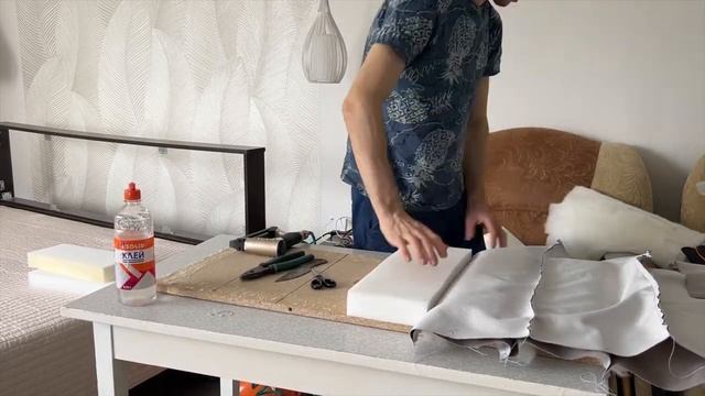 Изголовье кровати с вертикальными
полосами / Headboard with vertical stripes