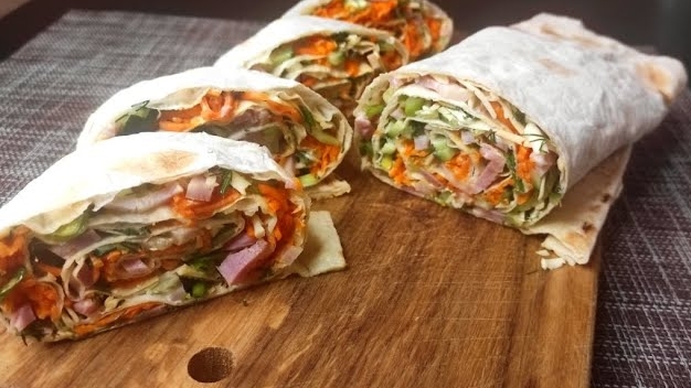 Рулет из лаваша с очень вкусной начинкой. Отличная закуска.