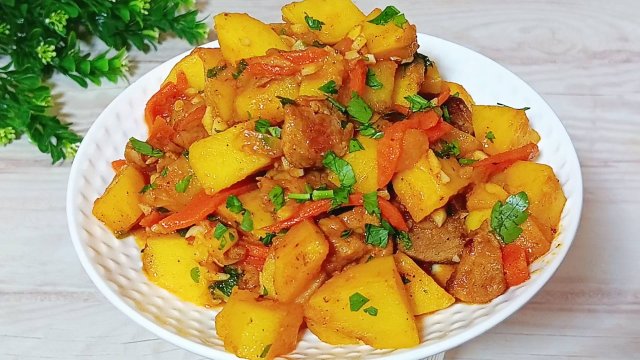 ТУШЕНАЯ КАРТОШКА С МЯСОМ. Вкусный Обед или Ужин из доступных продуктов. Простой РЕЦЕПТ.