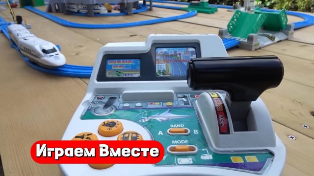 Играем в поезда 🚂 Строим железную дорогу с пультом управления ! Видео для детей