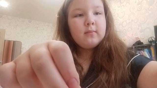 р