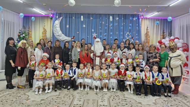 Новогодний утренник в подготовительной группе "Улыбка".