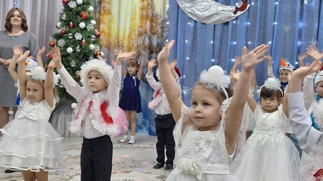 Новогодний утренник в средней группе "Радуга".