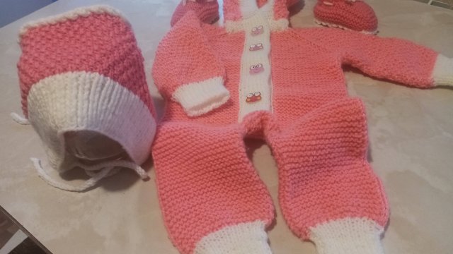 Комбинезон спицами для новорожденной. Обзор.