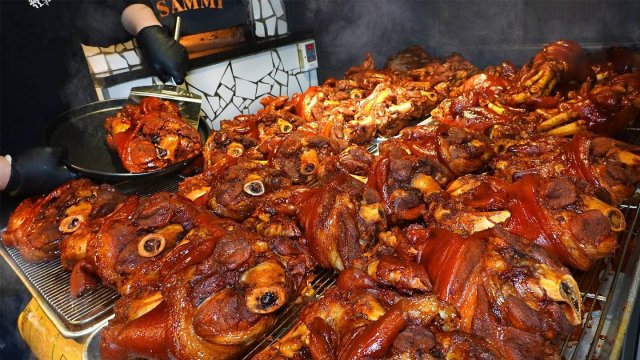 Корейская кухня. Продается 150 свиных рулек каждый день, приготовленных при температуре 500 градусов