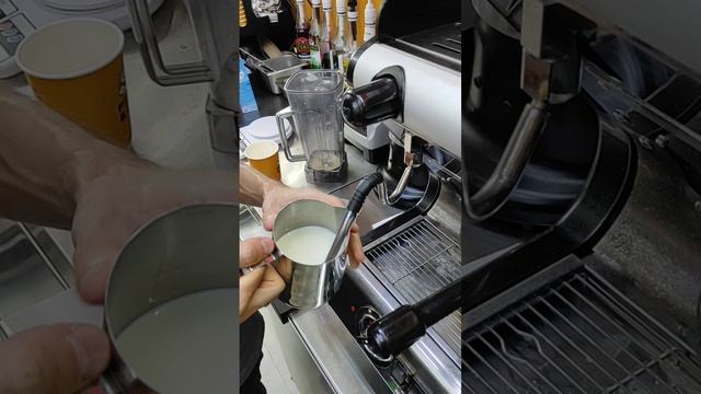 латте приготовление на рожковой кофе машинке.