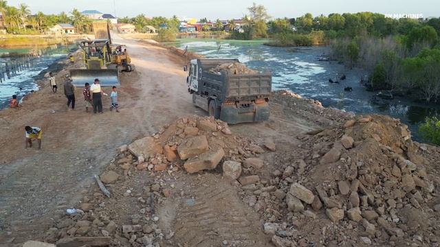 Строительство, новая дорога через болота