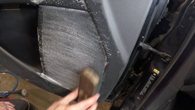 Как помыть сетки динамиков в дверях автомобиля.