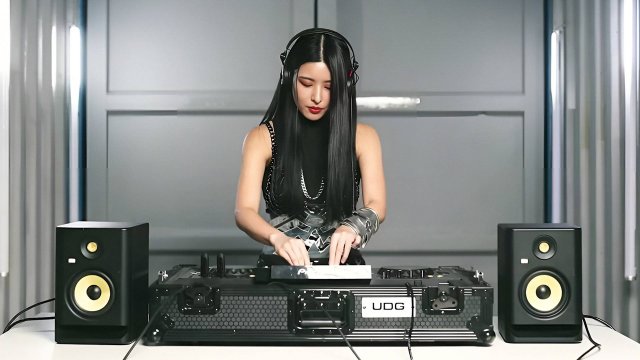 YOUNA - Melodic Techno & Progressive House DJ Mix 05 @ Dubai