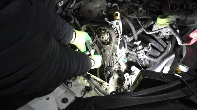 Замена ремня ГРМ и роликов на Skoda Octavia 1,6 Шкода Октавия 2016 года 2часть