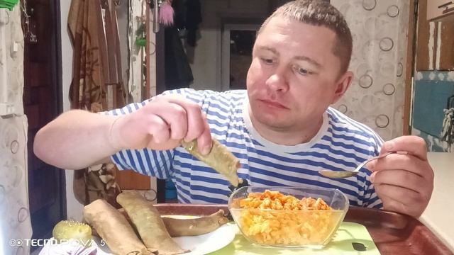 мукбанг/обжор/макароны и печёночные рулетики/