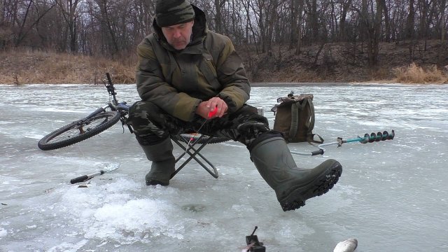 Рыбалка на речке. Хорошая рыбалка.