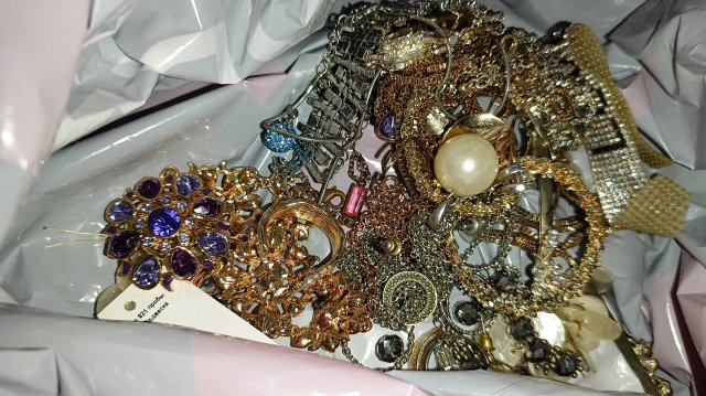 Поедем поглядим!!! Нашла серебро ,много дорогой бижутерии!!! И много интересных вещей!