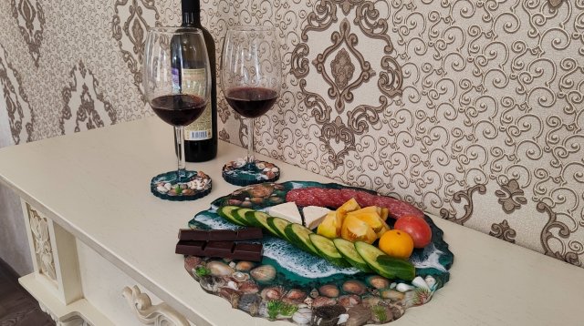 Сервировочный набор из эпоксидной смолы. Блюдо и бокалы