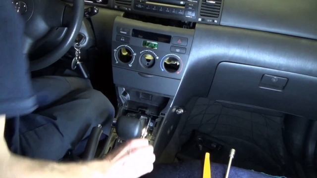 Как снять родную магнитолу на Toyota Corolla E120